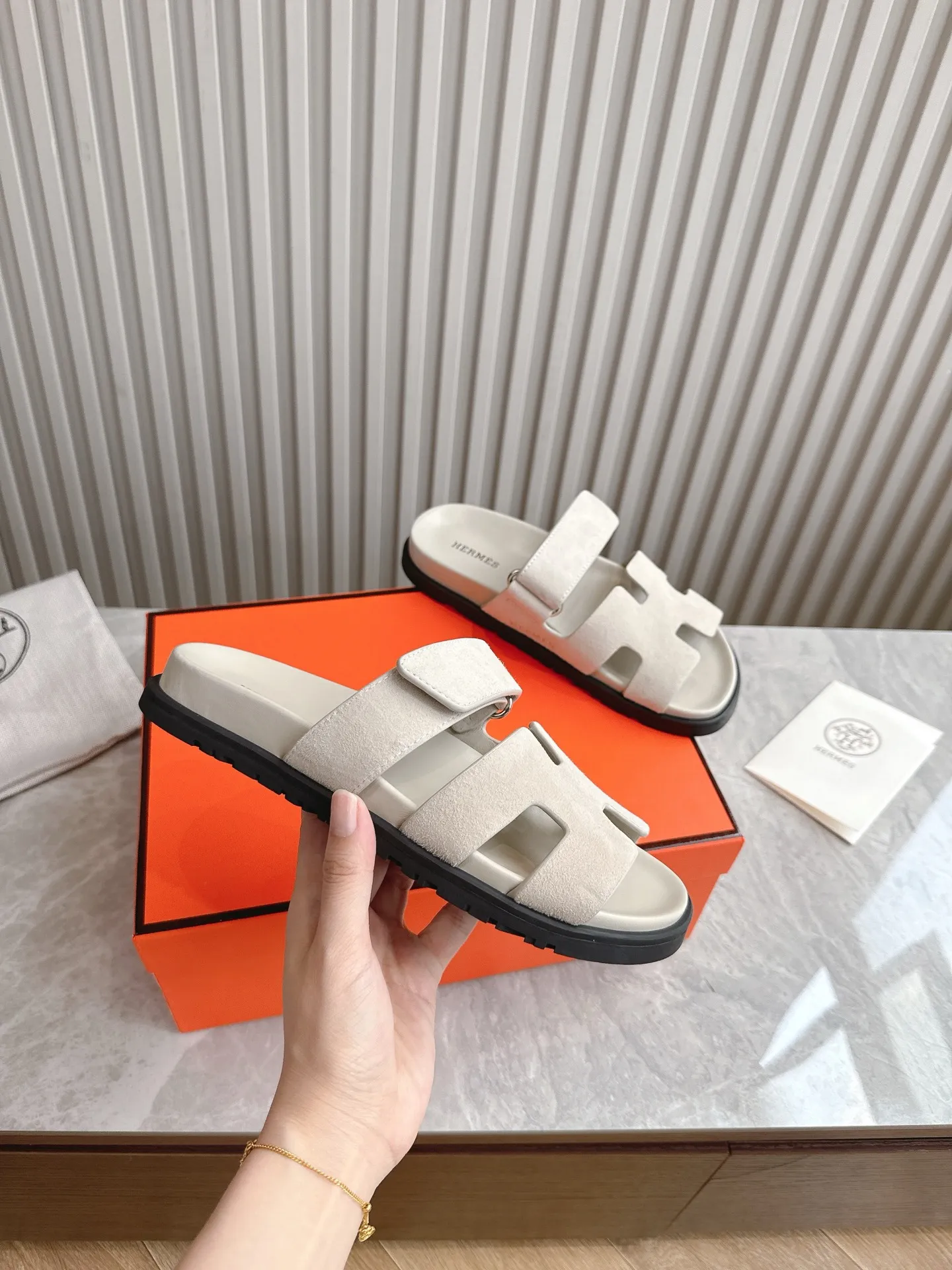 p480🐮🐮Couple model (top version) H family 2024 spring and summer new style HERMES Hermes' recently popular couple model pig nose angle sandals and slippers, paired with various colorful socks, popular. Upper: imported original deerskin (the genuine leather edging is not ordinary super migration). Lining: imported genuine leather. Outsole: Tpu non-slip and wear-resistant outsole. Size: Female 35-42 (40/42 non-returnable and non-exchangeable) Male size: 39-45 (45 non-refundable and non-exchangeable)